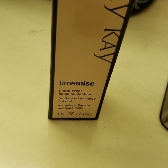 Makeup - Picture 2 of 3